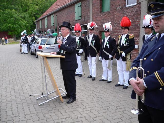 05b_mo 05 Hum.jpg - Vorsitzender Ewald Koller bedankte sich bei der noch amtierendem Throngemeinschaft.
